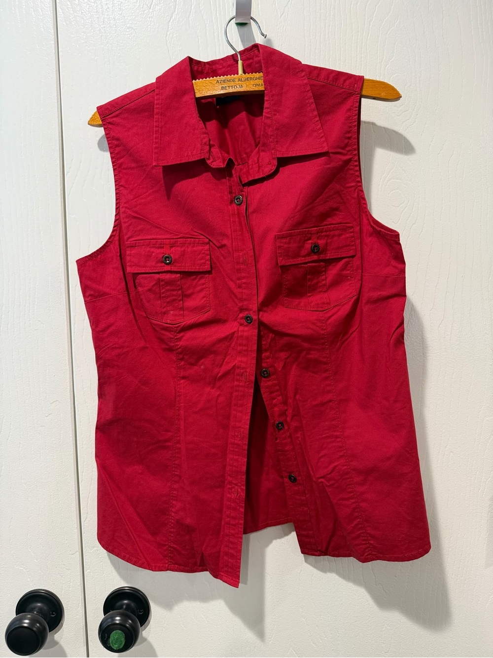 Sonoma Sleeveless Button-Down Shirt in Red